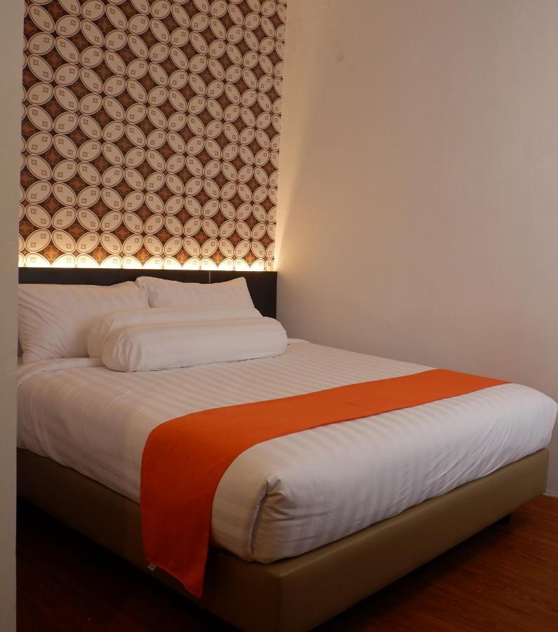 Front One Boutique Tugu Muda Semarang Hotel Eksteriør billede