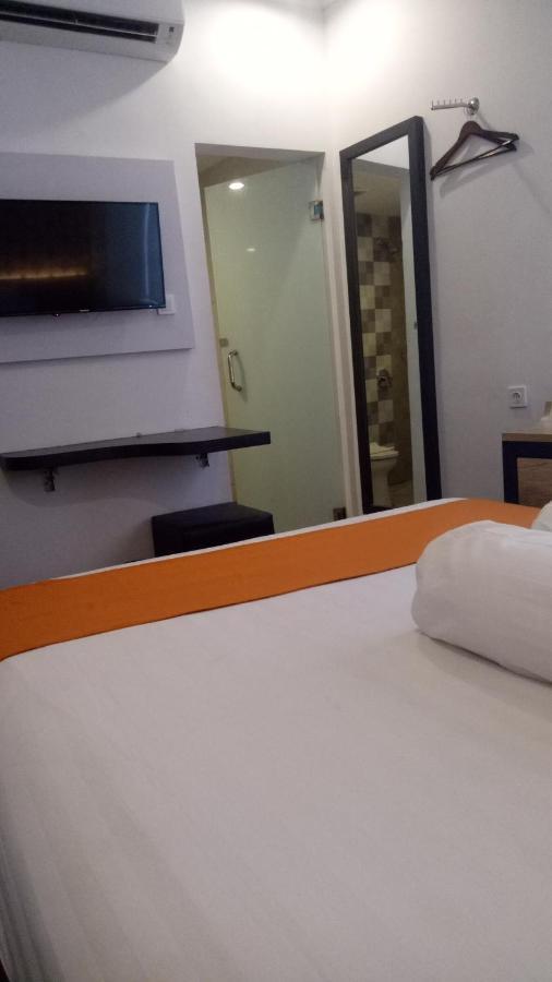 Front One Boutique Tugu Muda Semarang Hotel Eksteriør billede